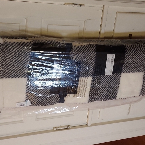 Pendleton Rob Roy Plaid Faux Fur Throw - Picture 8 of 9